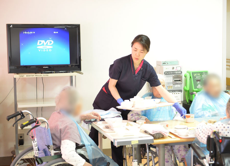 昼食の配膳、食事介助を行います。
