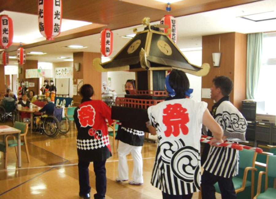 楽しいイベントも開催します。これは夏祭りの様子です。