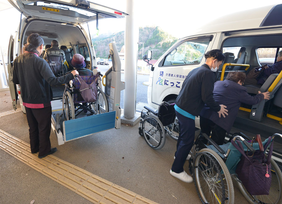 安全に配慮して送迎車への乗車介助を行います。