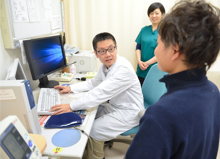 診察介助をします。患者さんを不安にさせないよう優しい表情で！