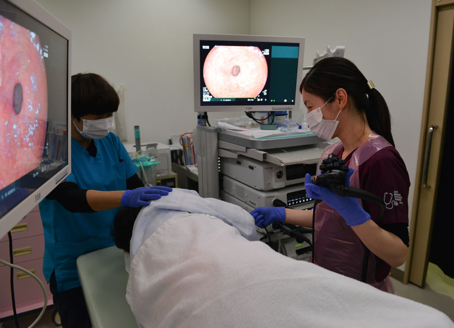 内視鏡検査の介助では患者さんの背中をさすって少しでも緊張がほぐれるように配慮しています。