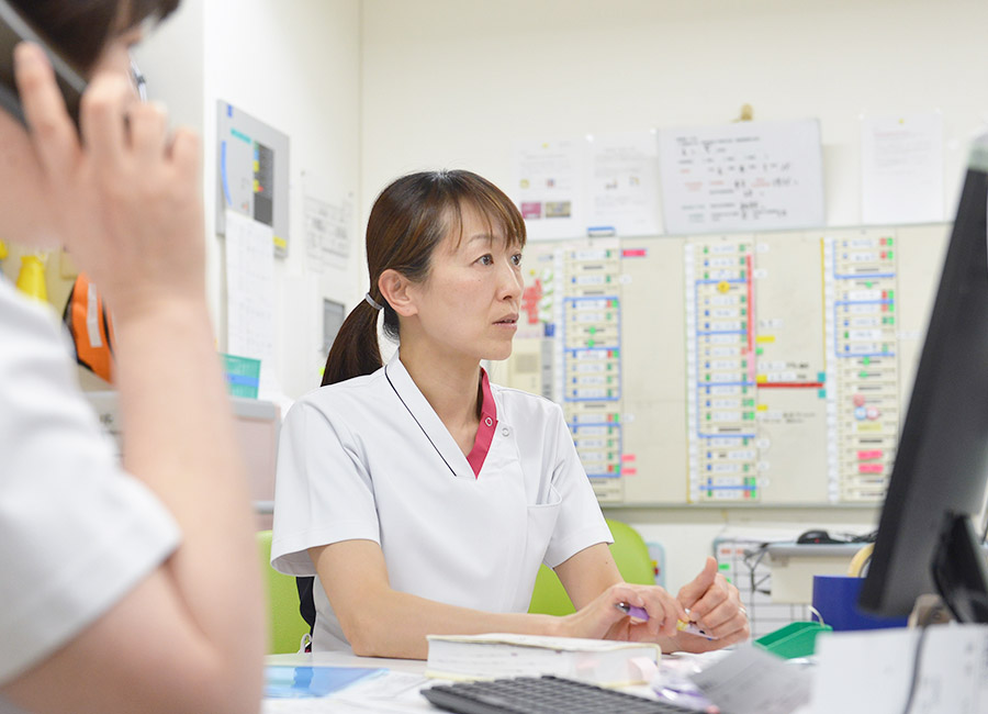 患者さんの看護ケアについて仲間と考えていきます。