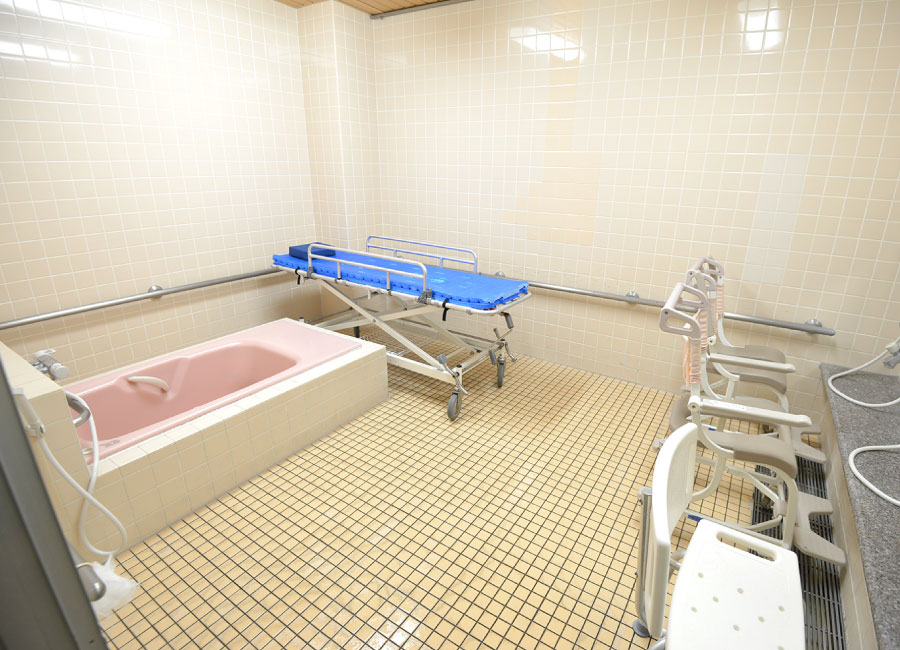 入浴の患者さんのために浴室環境を整えます。